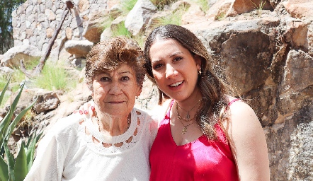  Maruchis Andrés con su nieta Mónica Torres.