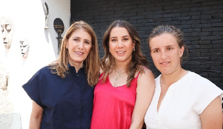  Mónica Hernández con sus hijas Mónica y Sofía Torres.