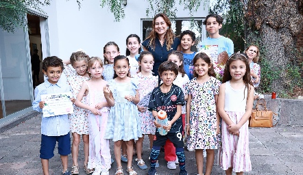  Alejandra Leos con sus alumnos del Taller de Arte.