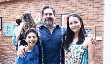  Miguel Martínez con sus papás Miguel Ángel Martínez y Mariana Meade.