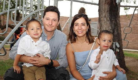  José Canales y Alis Gómez con sus hijos José y Mateo.