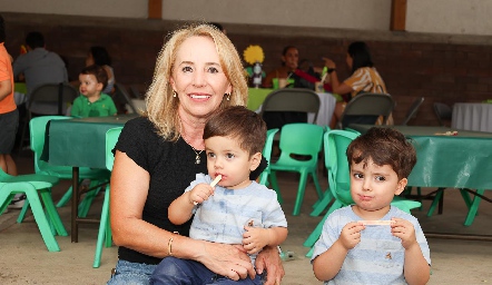 Laura Lavín con sus nietos Patricio y Emilio.