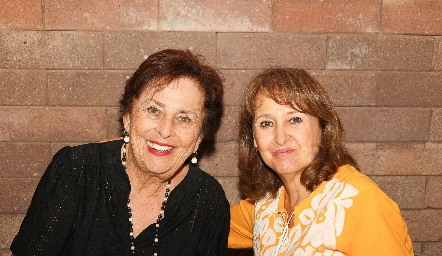  Las abuelitas de José y Mateo Licha Hinojosa y Perla Salazar.