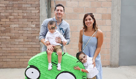  José Canales y Alis Gómez con Mateo y José en la piñata.