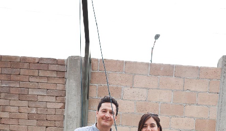  José Canales y Alis Gómez con Mateo y José en la piñata.