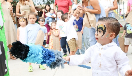   Mateo Pegándole a la piñata.