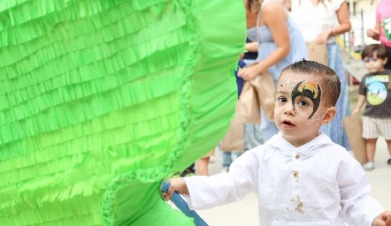   Mateo Pegándole a la piñata.