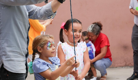  Pegándole a la piñata.