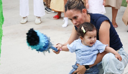  Pegándole a la piñata.