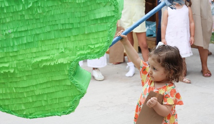  Pegándole a la piñata.