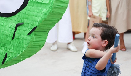  Pegándole a la piñata.