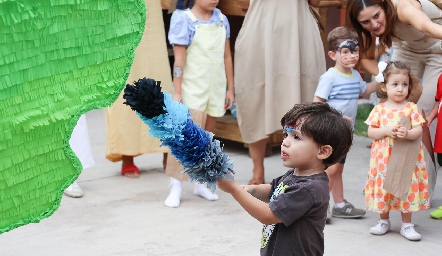  Pegándole a la piñata.