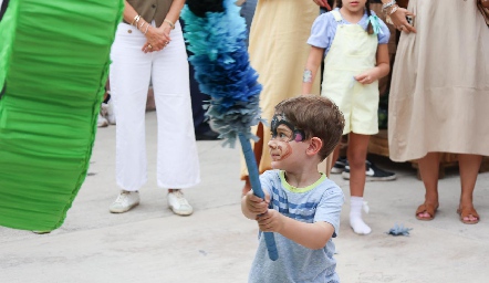  Pegándole a la piñata.