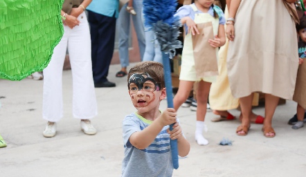  Pegándole a la piñata.