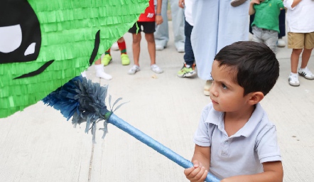  Max pegándole a la piñata.