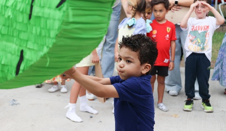   Pegándole a la piñata.