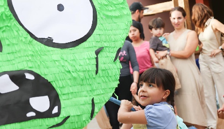  Pegándole a la piñata.