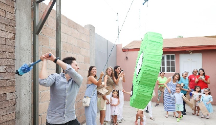   José Canales Pegándole a la piñata.