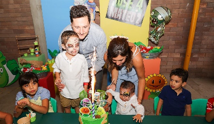  José Canales y Alis Gómez con Mateo y José en el pastel.
