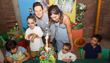  José Canales y Alis Gómez con Mateo y José.