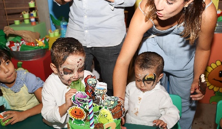  José y Mateo Canales en el pastel.