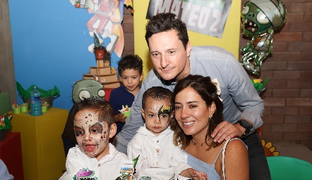  José Canales y Alis Gómez con Mateo y José.