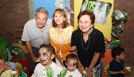  José y Mateo Canales con sus abuelitos Perla y José Canales y Licha Hinojosa.