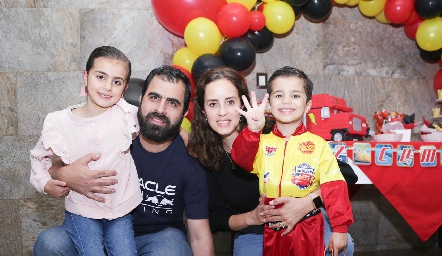  Jorge Hervert y Andrea Boelsterly con sus hijos Eugenia y Alonso.