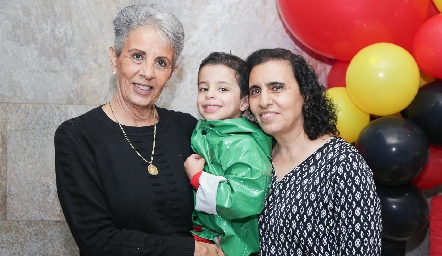  Alonso Hervert con sus abuelas.