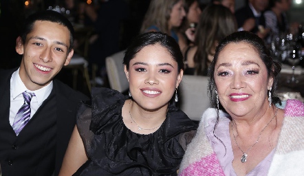 Silvia, Fernanda y Emiliano.