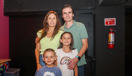  Ale Díaz Infante y Tato Flores con sus hijos Juan Carlos y Julia.