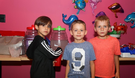  Juan Carlos con sus amigos.
