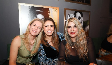  Lizet, Jessica y Mariana.