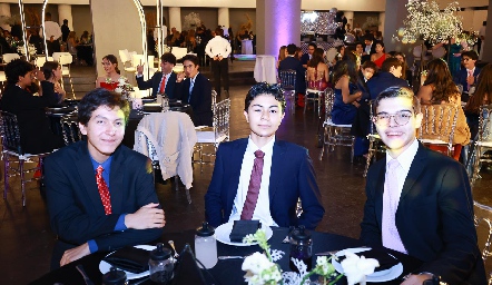  Jorge, Axel Omar y Luis Paulo Castanedo.
