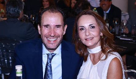  Luis Nava y Cristina Villalobos de Nava.