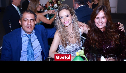  Arturo González, Vero Alvarado y Pau Quiroz.