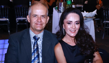  Marina Mendoza y Alfonso Herrera.