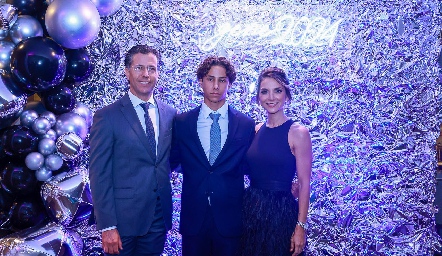  José Miguel con sus papás José Miguel Guerra y Analía Maggiori.