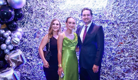 Sandra Pérez y Héctor Vázquez con su hija Isabella.