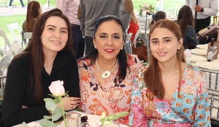  Rebeca Hernández, Valeria y María Julia Flores.