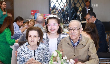  Regina Delgado junto a sus abuelos Rosa María Alcalde de Delgado y Guillermo Delgado.