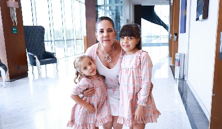  María Andrea Delgado, Mari Carmen Delgado y María Inés Delgado.