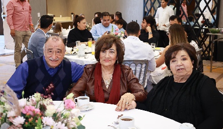  Rodolfo Flores, Rosita Flores y Rebeca Flores.