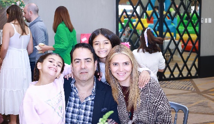  María Eva, Miguel, María Eva y María Paula.