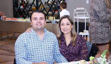  Adrián Aguilar y Mariana Loredo.
