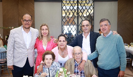  Rosita Alcalde y Guillermo Delgado con sus hijos Jaime, Rosy, Maricarmen, Alejandro y Guillermo.