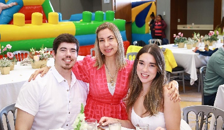  Bryan Curtis, Rose Curtis y Stephanie Curtis.