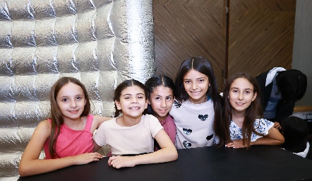  Valeria Aranda, María Paula Gómez, Eugenia Rodríguez, María Eva Gómez y Ana Pau Medina.