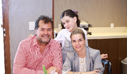  Alberto Rentería y Pilar Palomar con Valentina.