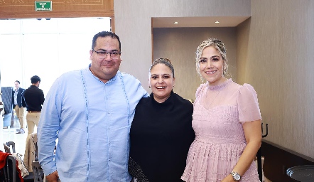  Víctor Manuel Rodarte, Gaby Rocha de Rodarte y Rebeca Rodarte.